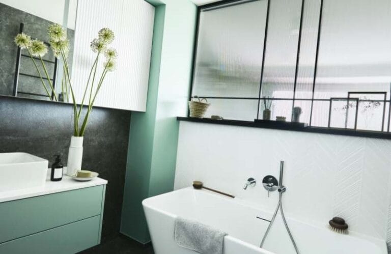 Salle de bain moderne de petite surface