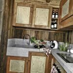 Comment moderniser et relooker une cuisine rustique en chêne sans la peindre ?