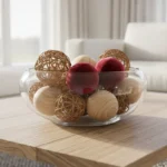 Composition de boules décoratives en rotin, velours bordeaux et bois dans un salon contemporain, lumière naturelle