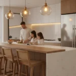 Cuisine ouverte avec bar central, suspensions lumineuses et tabourets en bois
